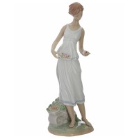 Lladro Flowers for a Goddess Porcelain Figurine 0100709 historical piece